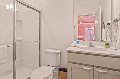 a bathroom with a toilet and a sink and a shower at Casa 5Q Moderna c/ Piscina – 15min Disney in Orlando
