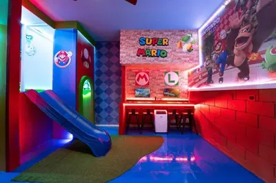 a kids room with a slide and a bar at Paradiso Grande 5Q c Piscina e Quartos Temáticos in Orlando