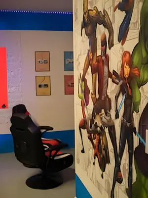 a room with a chair and a painting on the wall at Casa c/ 9Q, piscina, spa e cinema! Perto da Disney in Kissimmee