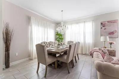 a dining room with a table and chairs at Casa 5Q c/ Piscina Privativa no Storey Lake in Kissimmee
