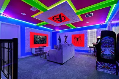 a living room with a couch and neon lights at Casa 9Q em Resort c/ Piscina – 11km da Disney in Kissimmee