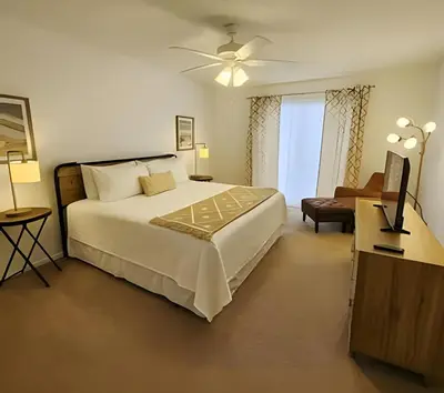 a bedroom with a large white bed and a window at Casa 3 Quartos c/ Piscina perto da Disney! in Kissimmee