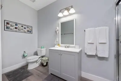 a bathroom with a sink and a toilet and a mirror at Casa 3Q no Vista Cay- Perto da Universal in Orlando