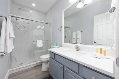 a bathroom with a shower and a sink and a toilet at Casa 3Q no Vista Cay- Perto da Universal in Orlando