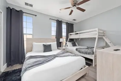 a bedroom with two bunk beds and a ceiling fan at Casa 3Q no Vista Cay- Perto da Universal in Orlando