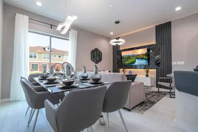 a dining room with a table and some chairs at Townhome 3Q no Summerville com Quarto Temático in Orlando