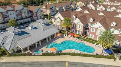 an aerial view of a swimming pool in a residential neighborhood at Townhome 3Q no Summerville com Quarto Temático in Orlando