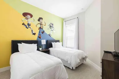 a bedroom with two beds and a painting on the wall at Townhome 4Q em Summerville Resort – Orlando in Orlando