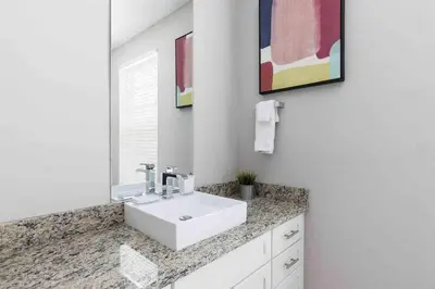 a bathroom with a white sink and a mirror at Townhome 4Q em Summerville Resort – Orlando in Orlando