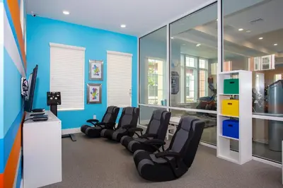 a room with a row of chairs and a tv at Townhome 4Q em Summerville Resort – Orlando in Orlando