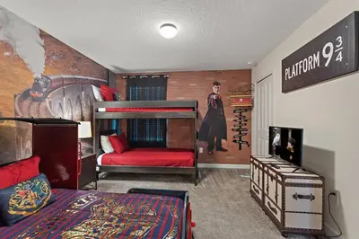 a bedroom with a bunk bed and a wall with a mural at Bookmark Villa 8Q no Storey Lake c/ Piscina in Kissimmee