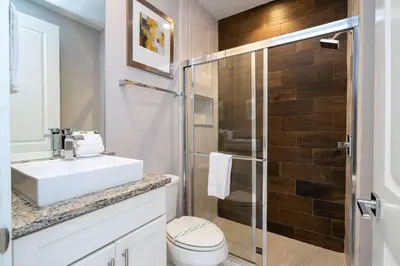 a bathroom with a toilet and a sink and a shower at Townhome 4Q c/ Temática Disney in Orlando