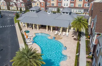 an overhead view of a swimming pool with palm trees at Townhome 4Q c/ Temática Disney in Orlando