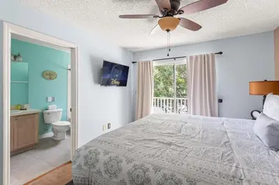 a bedroom with a bed and a ceiling fan at Casa Familiar 3Q c/ Clubhouse Perto da Disney in Kissimmee