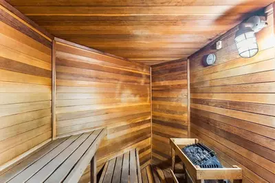 a sauna with a bench in a wooden room at Casa Familiar 3Q c/ Clubhouse Perto da Disney in Kissimmee