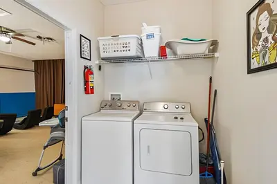an office with a washing machine and a shelf at Casa aconchegante em Glenbrook perto da Disney in Orlando