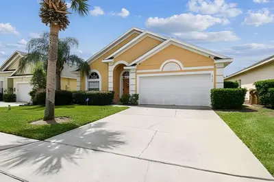 a house with a palm tree and a garage at Casa aconchegante em Glenbrook perto da Disney in Orlando
