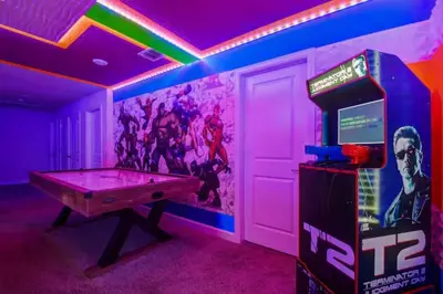 a room with a pool table and a video game machine at Casa 9Q no Storey Lake c/ Piscina Cinema e Games in Kissimmee