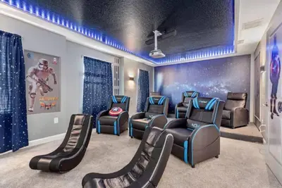 a room with a bunch of chairs and a movie theater at Casa 9Q no Storey Lake c/ Piscina Cinema e Games in Kissimmee