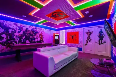 a living room with a white couch and a pool table at Casa 9Q no Storey Lake c/ Piscina Cinema e Games in Kissimmee