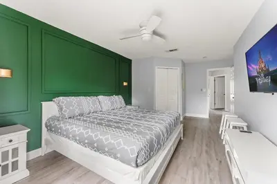 a bedroom with a bed and a green wall at Casa 4Q Comfort Resort‑Style em Emerald Island in Kissimmee