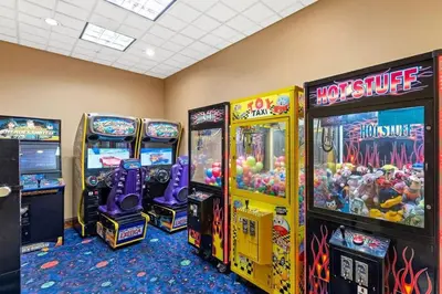 a room with arcade games and video game machines at Apto c/ Vista Piscina – Perto da Disney 1Q in Orlando