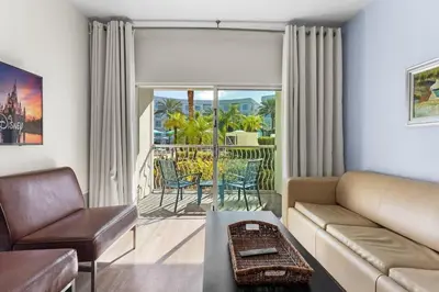 a living room with a couch and a table at Apto 2Q no Meliá Celebration | Perto da Disney in Orlando