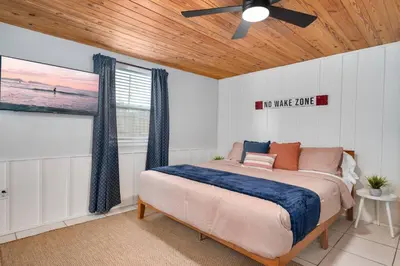 a bedroom with a bed and a ceiling fan at Hip Orlando Studio Nearby Restaurants and Parks in Orlando