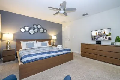 a bedroom with a bed and a ceiling fan at Townhome 4Q c/ Piscina Privativa – Storey Lake in Kissimmee