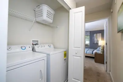 a white laundry room with a washer and dryer at Townhome 4Q c/ Piscina Privativa – Storey Lake in Kissimmee