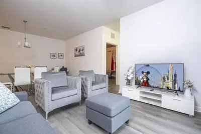 a living room with a couch and a tv at Apto 3Q em Kissimmee – Conforto e Localização in Kissimmee