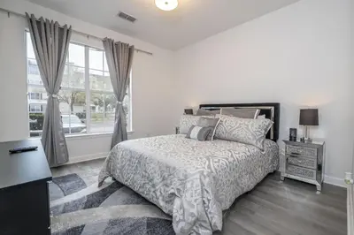 a bedroom with a bed and a large window at Apto 3Q em Kissimmee – Conforto e Localização in Kissimmee