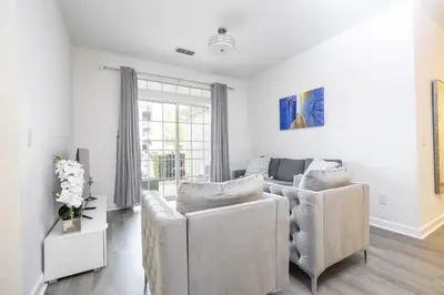 a living room with two couches and a window at Apto 3Q em Kissimmee – Conforto e Localização in Kissimmee