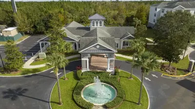 an aerial view of a house with a fountain at Apto 3Q em Kissimmee – Conforto e Localização in Kissimmee