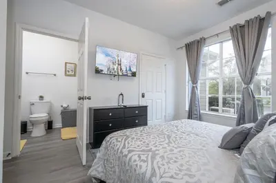 a bedroom with a bed and a sink and a bathroom at Apto 3Q em Kissimmee – Conforto e Localização in Kissimmee