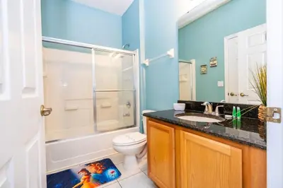 a bathroom with a shower toilet and a sink at Condomínio Encantada c/ Piscina & Vista ao Lago in Kissimmee