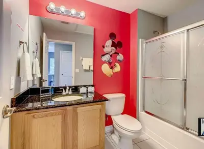 a bathroom with a toilet and a sink and a shower at Condomínio Encantada c/ Piscina & Vista ao Lago in Kissimmee
