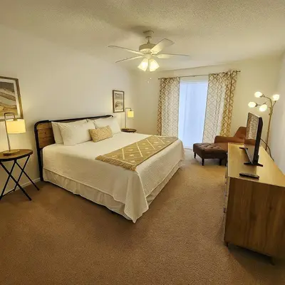 a bedroom with a large bed and a window at Casa 3Q c/ Piscina — 10 min da Disney in Kissimmee