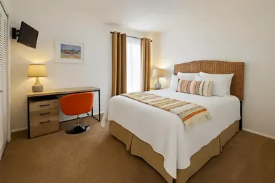 a bedroom with a bed and a desk and a bed at Casa 3Q c/ Piscina — 10 min da Disney in Kissimmee