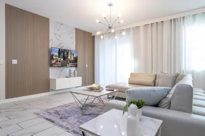 a living room with a couch and a table at Townhome 5Q c/ Piscina – 8mi da Disney in Kissimmee