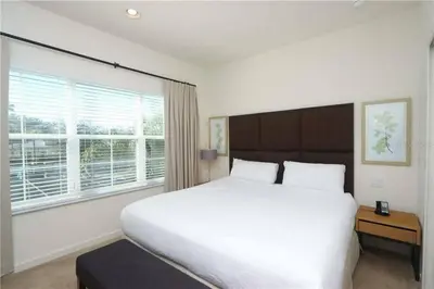 a bedroom with a large white bed and a window at Casa 3Q no Regal Oaks Resort, Perto da Disney in Orlando