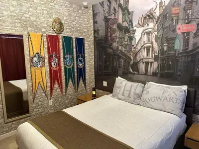 a bedroom with a bed with flags on the wall at Casa 3Q no Regal Oaks Resort, Perto da Disney in Orlando