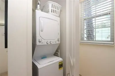a washing machine in a bathroom with a window at Casa 3Q no Regal Oaks Resort, Perto da Disney in Orlando