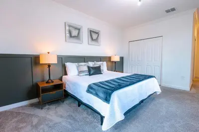 a bedroom with a large bed and two lamps at Casa 5Q Storey Lake Resort c/ Piscina Privada in Kissimmee