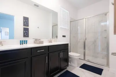 a bathroom with a shower and a sink and a toilet at Casa 5Q Storey Lake Resort c/ Piscina Privada in Kissimmee