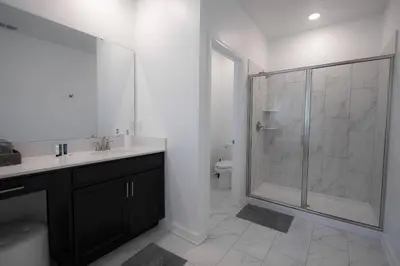 a bathroom with a shower and a sink and a toilet at Casa 5Q Storey Lake Resort c/ Piscina Privada in Kissimmee
