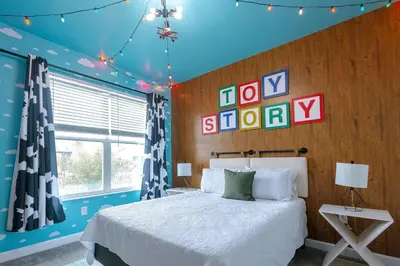 a bedroom with a bed and signs on the wall at Casa 5Q Storey Lake Resort c/ Piscina Privada in Kissimmee