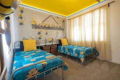 a bedroom with two beds and a yellow ceiling at Casa 5Q Storey Lake Resort c/ Piscina Privada in Kissimmee