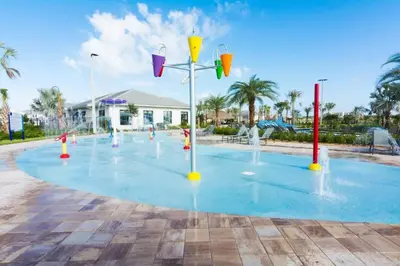 a large pool with water fountains on it at Casa c/ 4Q no Storey Lake Resort c/ Piscina in Kissimmee