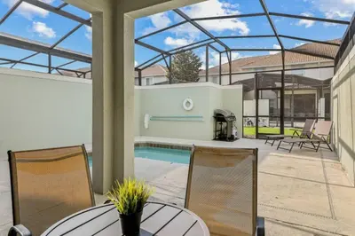 an indoor patio with a swimming pool in a house at Casa c/ 4Q no Storey Lake Resort c/ Piscina in Kissimmee
